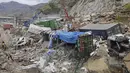 Tanah longsor besar melanda sebuah jalan raya utama di Pakistan barat laut dekat kota perbatasan Torkham sebelum fajar pada hari Selasa, menimbun dua lusin truk dan menewaskan sedikitnya dua orang, kata para pejabat. (AP Photo/Muhammad Sajjad)