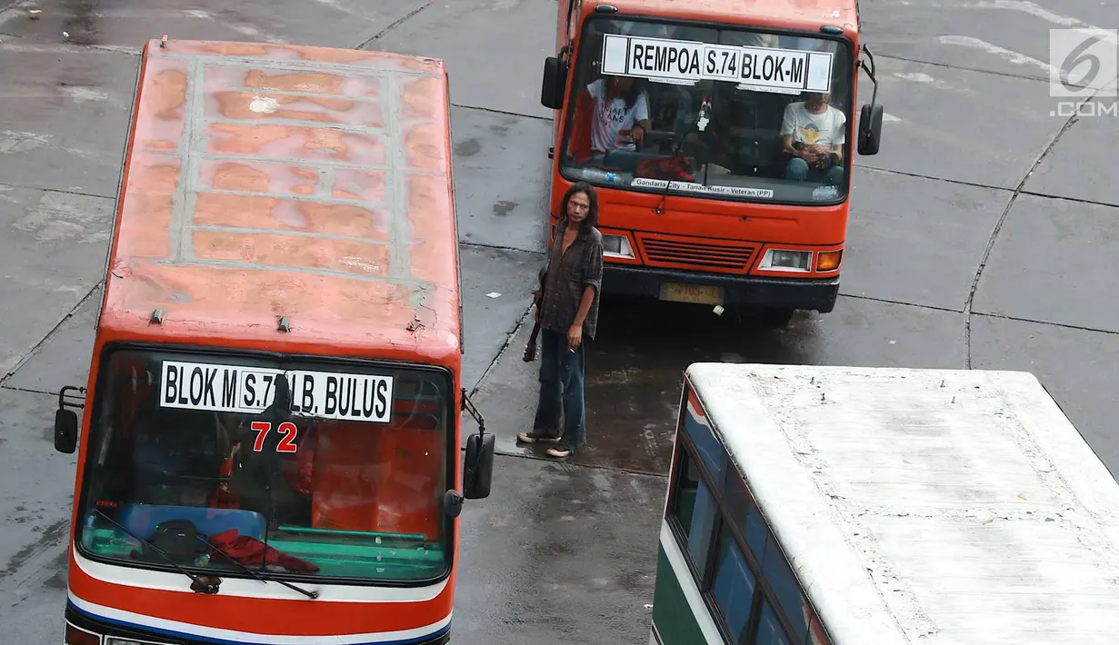 Angkutan Metromini menunggu penumpang di Terminal Blok M, Jakarta, Jumat (12/4). Kepala Bidang Angkutan Darat (BAD) Dinas Perhubungan DKI Jakarta Masdes Aerofi mengatakan setidaknya pada 2019 ini ada 312 bus sedang yang akan bekerja sama dengan Jak Lingko. (Liputan6.com/Immanuel Antonius)