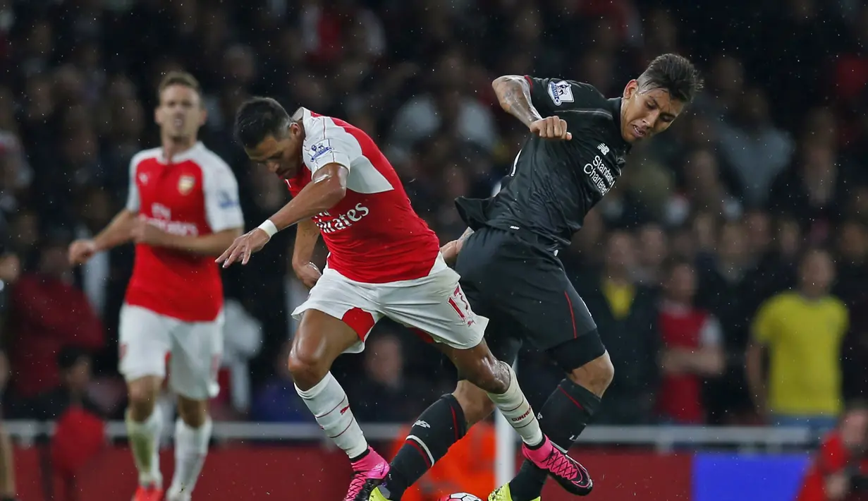 Alexis Sanchez (kiri) berebut bola dengan Roberto Firmino. (Reuters/Eddie Keogh)