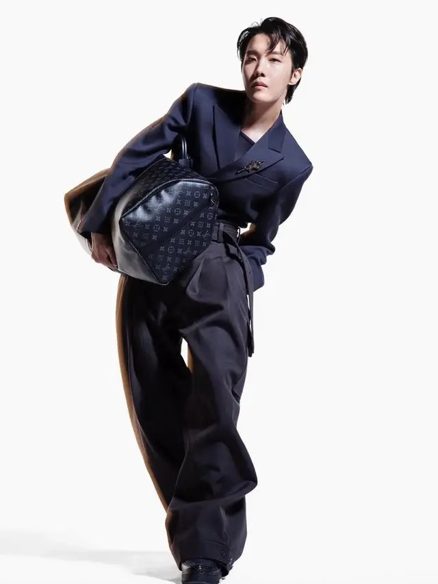 Tampilan Terbaru J-Hope Pamer Tas Louis Vuitton