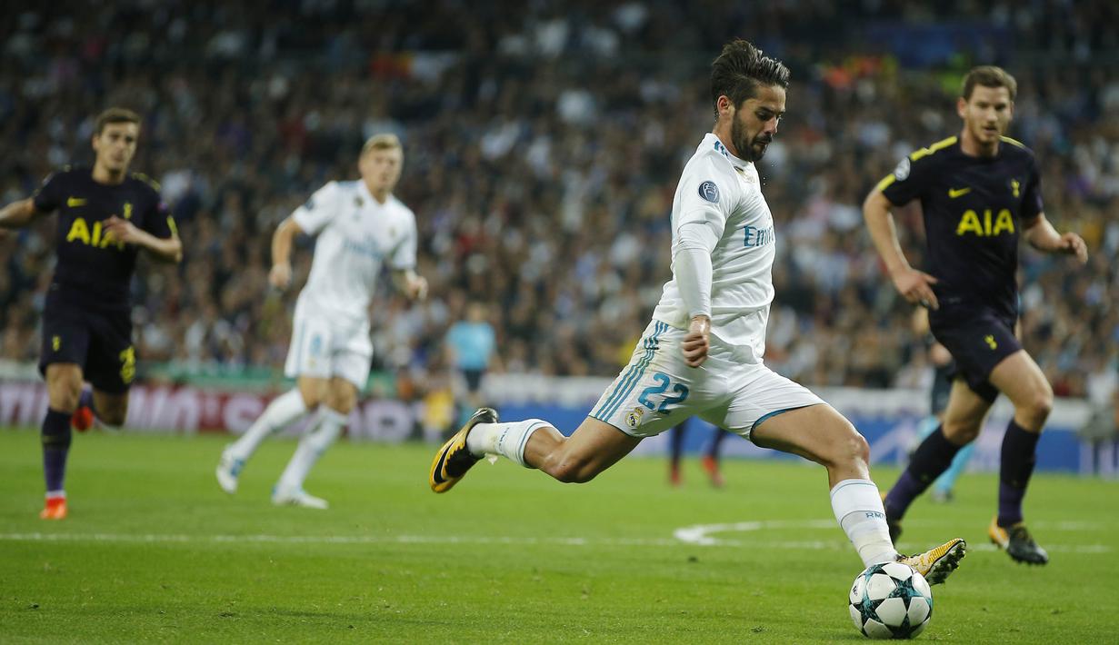 Gelandang Real Madrid, Isco, melepaskan tendangan saat melawan Tottenham pada laga Liga Champions di Stadion Santiago Bernabeu, Madrid, Selasa (17/10/2017). Kedua klub bermain imbang 1-1. (AP/Paul White)