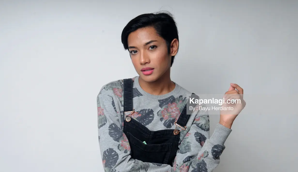 Millendaru juga sudah memunculkan gaya feminimnya dengan sedikit membuka mulutnya yang menimbulkan efek seksi.  (Sumber: Kapanlagi/Bayu Herdianto)