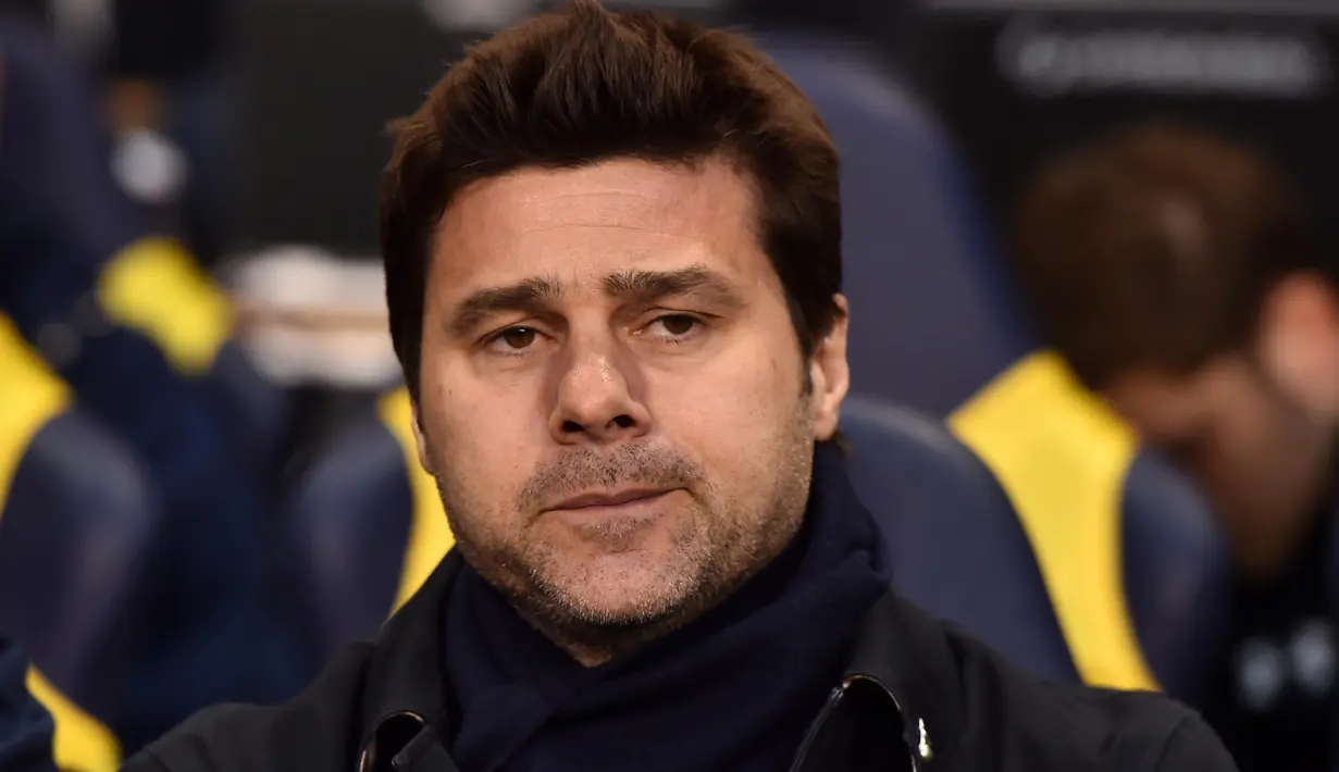 Pelatih Tottenham Hotspur, Mauricio Pochettino terlhat kecewa dengan hasil imbang saat melawan  West Bromwich Albion pada lanjutan Liga Inggris di Stadion White Hart Lane, London, Selasa (26/4/2016) dini hari WIB. (AFP/IKimages/Ben Stansall)
