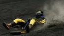 Seorang wisatawan bermain sandboarding atau berseluncur pasir dari gunung berapi Cerro Negro di Leon, Nikaragua, 24 September 2016. Gunung Cerro Negro salah satu gunung api yang masih aktif di Nikaragua. (INTI Ocon/AFP)