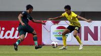 Gelandang Barito Putera, Muhamad Firli (kanan) menghadang pergerakan pemain Persikabo 1973 dalam laga matchday ke-3 Grup A Piala Menpora 2021 di Stadion Manahan, Solo, Selasa (30/3/2021). Barito Putera bermain imbang 2-2 dengan Persikabo 1973. (Bola.com/Ikhwan Yanuar)