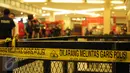 Petugas kepolisian berjaga disekitar lokasi ledakan tabung gas sebuah rumah makan di Mall Gandaria City, Jakarta, Kamis (19/5/2016). Akibat ledakan ini, dikabarkan 13 orang mengalami luka bakar. (Liputan6.com/Helmi Fithriansyah)