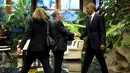 Presiden Kuba Raul Castro (tengah) menyambut kedatangan Presiden AS Barack Obama di Istana Revolusi, Havana, Senin (21/3). Obama menjadi presiden pertama AS yang berkunjung ke negara komunis itu sejak 88 tahun terakhir. (REUTERS/ Jonathan Ernst)