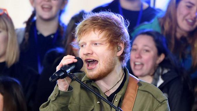 Ed Sheeran disebut telah bertunangan dengan Cherry Seaborn, wanita yang sudah dipacarinya selama kurang lebih dua tahun belakangan ini. Namun kabarnya Ed membantah kabar pertunangan ia dan Cherry itu. (AFP /JAMIE MCCARTHY / GETTY IMAGES NORTH AMERICA )