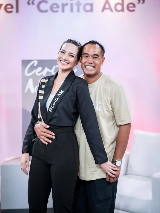 Buku ini menjadi buku pertama yang diluncurkan Nia Ramadhani, menggandeng Pidi Baiq [instagram/ramadhaniabakrie]