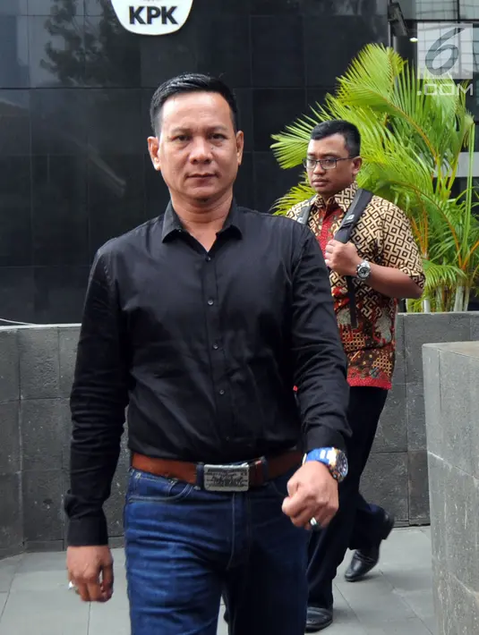 Gaya pengusaha Jambi, Ahmad Jais usai menjalani pemeriksaan di Gedung KPK, Jakarta, Kamis (3/5).  Ahmad Jais diperiksa sebagai saksi untuk tersangka Plt Sekda Provinsi Jambi nonaktif Arfan. (Merdeka.com/Dwi Narwoko)