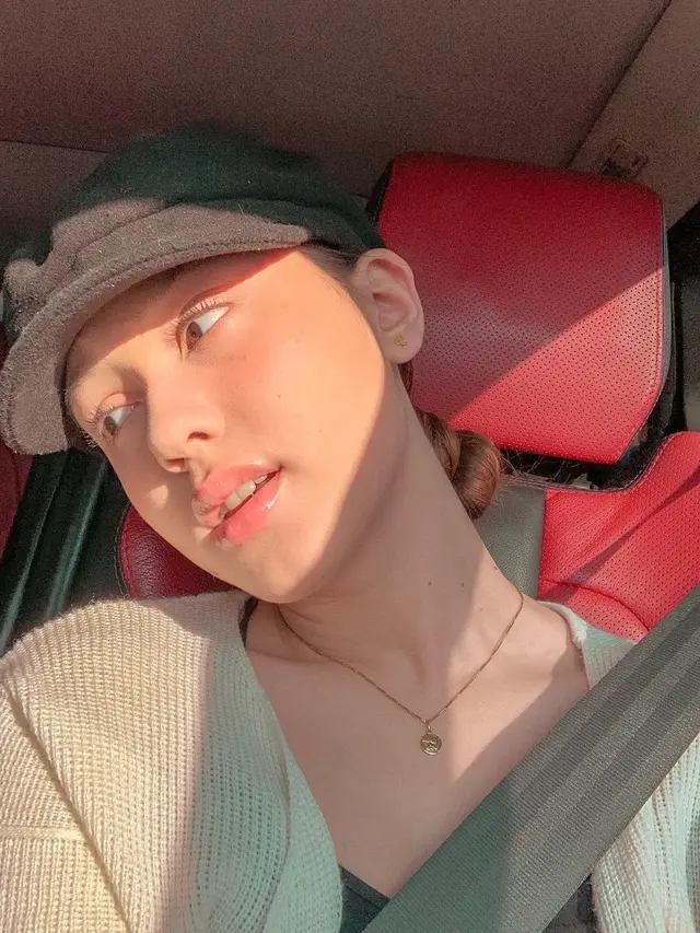 7 Potret Yasmin Napper Tampil dengan Makeup Natural, Tetap Memesona