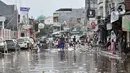 Kondisi banjir yang merendam Jalan RA Kartini, Bekasi, Jawa Barat, Kamis (2/1/2020). Banjir yang merendam Jalan RA Kartini sejak kemarin melumpuhkan akses kendaraan dan perekonomian warga setempat. (merdeka.com/Iqbal Nugroho)