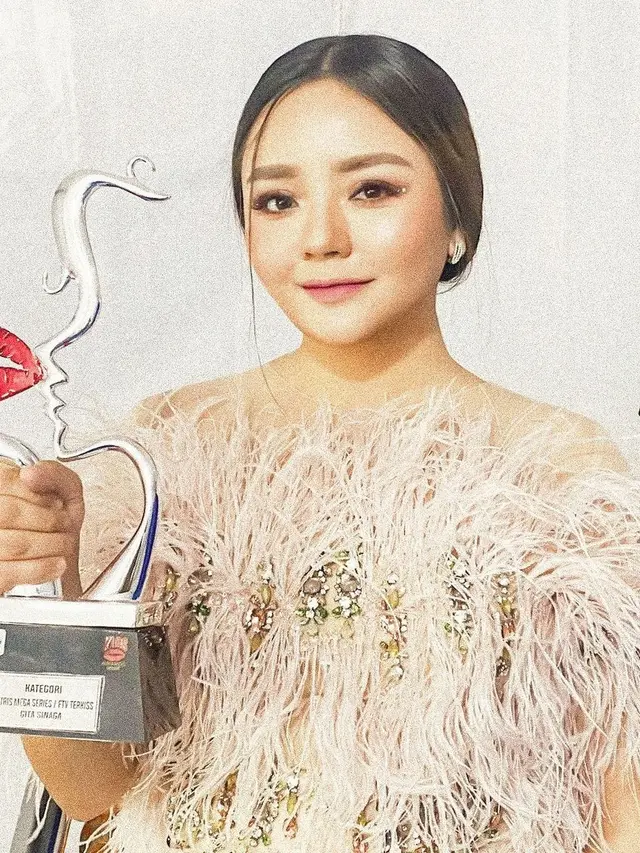 Curi Perhatian, Ini 6 Potret Gita Sinaga yang Tampil Bak ABG, Kenakan Baju SMA
