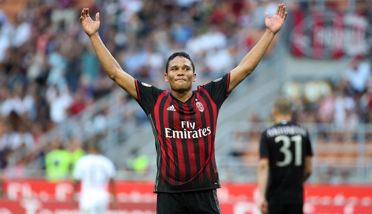 Bomber AC Milan, Carlos Bacca, melakukan selebrasi usai menaklukkan Chievo. Kemenangan ini mengantar Milan ke posisi lima klasemen Serie A dan membuat Bacca memimpin daftar pencetak gol terbanyak. (EPA/Matteo Bazi)
