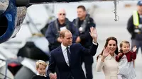 Siapa tak kenal pangeran William dan Kate Middleton beserta kedua anaknya Pangeran George dan Charlotte. Melakukan perjalan ke Kanada, pasangan dari kerajaan Inggris ini rela singgah di hotel bintang 3. (AFP/Bintang.com)
