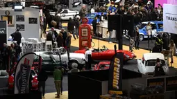 Suasana pameran mobil klasik internasional Retromobile edisi ke-47 di Paris Expo Porte de Versailles, Paris, Prancis, 31 Januari 2023. Retromobile yang berlangsung pada tanggal 1 hingga 5 Februari 2023 menawarkan kesempatan kepada pengunjung untuk menemukan kembali model dan koleksi mobil klasik. (Emmanuel DUNAND/AFP)