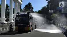 Petugas kepolisian Polresta Bogor menyemprotkan cairan disinfektan menggunakan mobil Water Cannon di kawasan Tugu Kujang, Bogor, Selasa (31/3/2020). Penyemprotan disinfektan secara menyeluruh di wilayah Kota Bogor itu guna mencegah memutus rantai penyebaran virus corona. (merdeka.com/Arie Basuki)