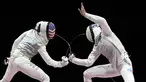 Atlet anggar Rusia Inna Deriglazova (kanan) dan atlet anggar Amerika Serikat Lee Kiefer bersaing dalam final anggar individu putri Olimpiade Tokyo 2020 di Chiba, Jepang, 25 Juli 2021. Lee Kiefer keluar sebagai juara. (AP Photo/Hassan Ammar)