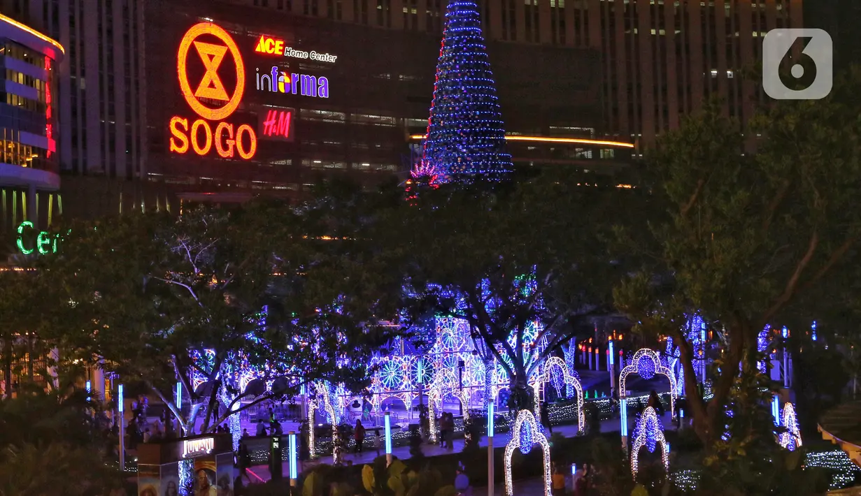 Dekorasi Natal menghiasi mal Central Park, Jakarta, Rabu (11/12/2019). Sejumlah pusat perbelanjaan di Jakarta mulai memasang dekorasi Natal untuk menarik minat pengunjung agar datang dan berbelanja. (Liputan6.com/Johan Tallo)