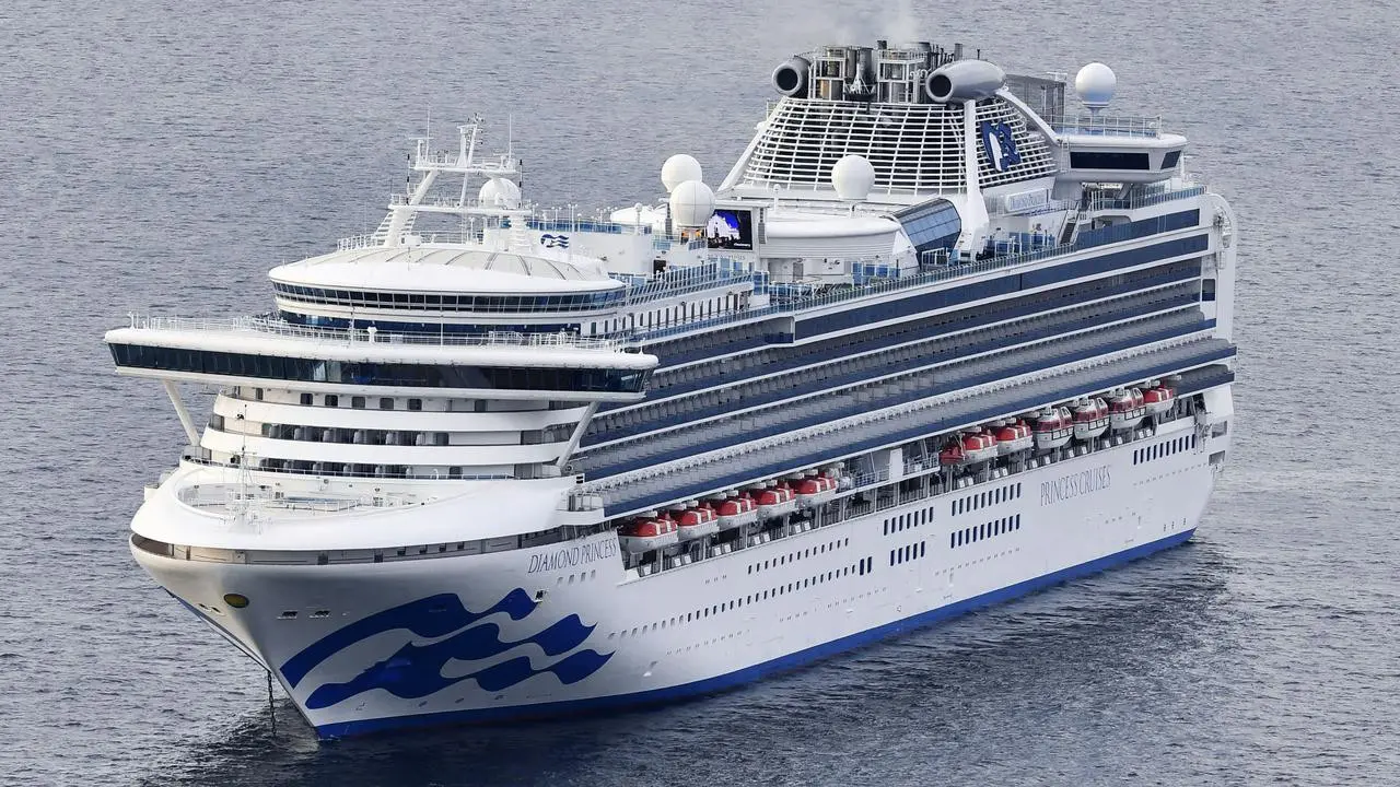 Kapal pesiar Diamond Princess berlabuh di Pelabuhan Yokohama saat kedatangan di Yokohama, Tokyo (4/2/2020).