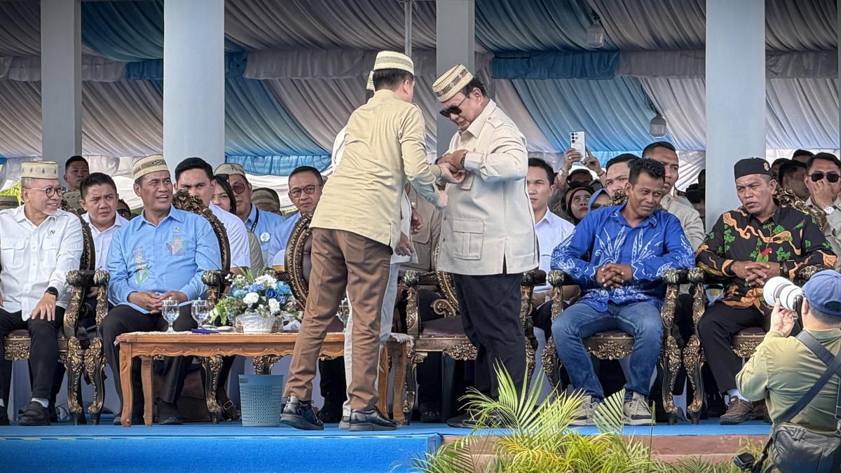 Momen Prabowo Terima Lencana Emas dari Petani dan Nelayan Indonesia