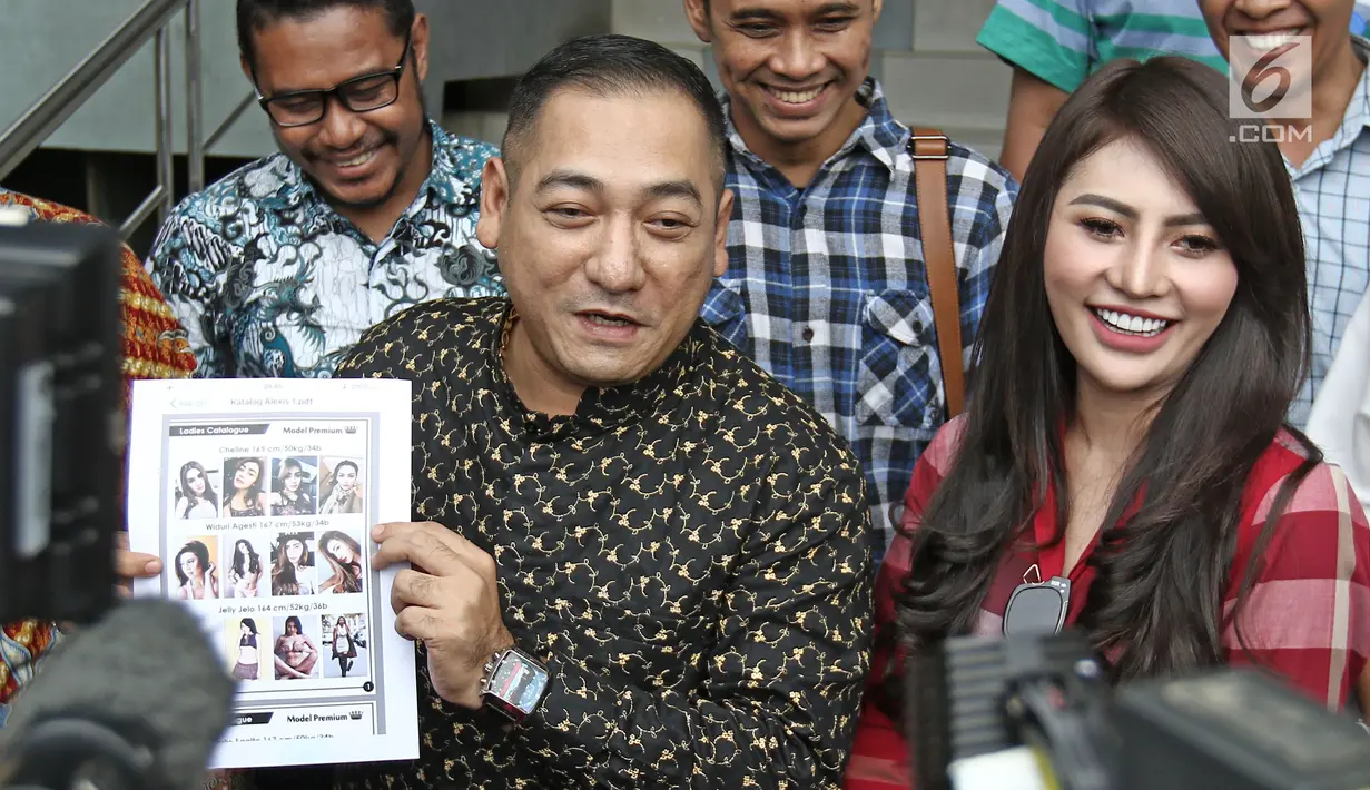 Model seksi Widuri Agesty dan kuasa hukumnya, Krisna Murti memberikan keterangan di Polda Metro Jaya, Jakarta, Selasa (7/11). Widuri Agesty resmi melaporkan kasus pencatutan foto dirinya di katalog Alexis baru-baru ini. (Liputan6.com/Herman Zakharia)