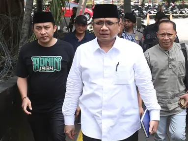 Tersangka kasus dugaan korupsi kuota haji, Yaqut Cholil Qoumas (tengah) saat tiba di Gedung Merah Putih Komisi Pemberantasan Korupsi (KPK), Jakarta, Jumat (30/1/2026). (merdeka.com/Arie Basuki)