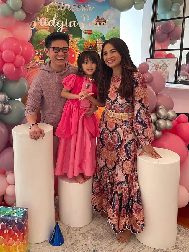 Tinggal Kenangan Begini Gaya Acha Septriasa Bersama Vicky Kharisma. [@septriasaacha]