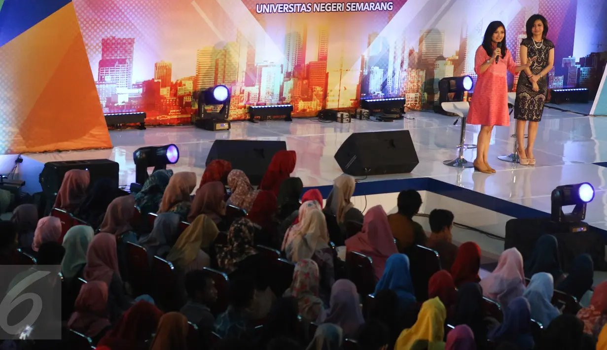 Presenter Liputan6 SCTV, Tina Talisa (kiri) berbagi tips menjadi presenter atau news anchor yang menarik kepada para peserta hari kedua EMTEK Goes To Campus (EGTC) 2017 yang digelar di Universitas Negeri Semarang, Kamis, (6/4). (Liputan6.com/Yoppy Renato)