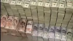 Pernah terpikirkan mandi uang senilai ratusan juta dollar? Sayangnya, ini adalah uang hasil kejahatan narkoba.