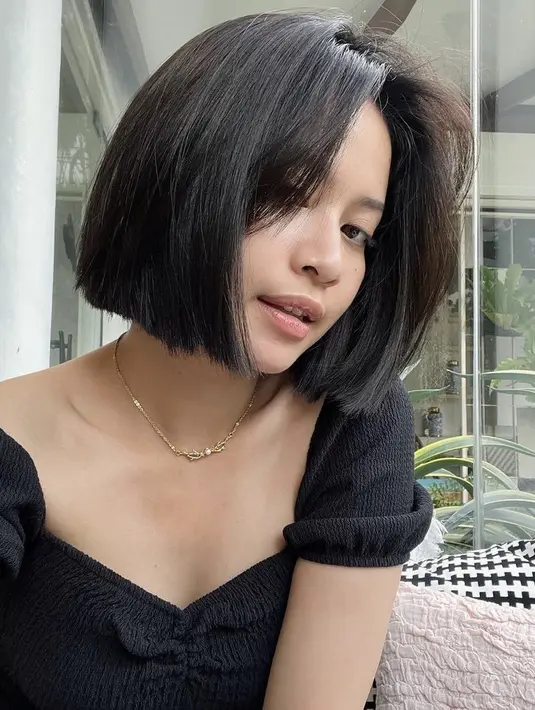 Di akun Instagramnya, ia mengunggah foto tampilan terbaru dengan rambut pendek model bob. Hanggini  pun membiarkan rambutnya berwarna hitam. dok. @hanggini