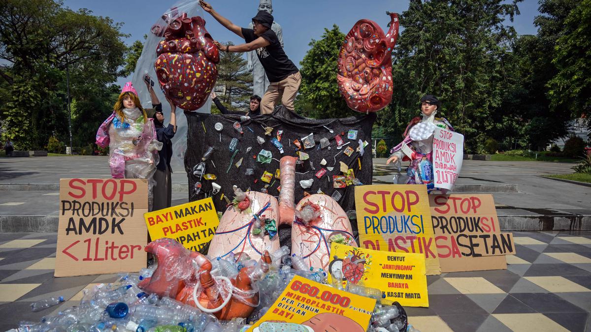 Ingatkan Bahaya Sampah Plastik, Aktivis ECOTON Gelar Aksi Teatrikal