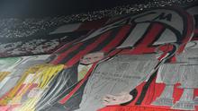 Banner raksasa Silvio Berlusconi dibentangkan oleh Curva Sud dalam laga AC Milan melawan Inter Milan, pada Senin (21/11/2016) dinihari. (GIUSEPPE CACACE / AFP)