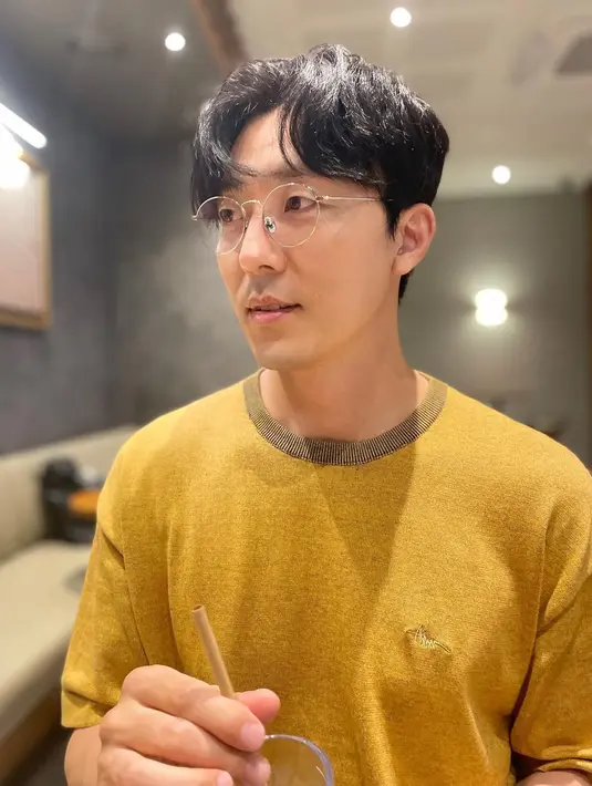 <p>Dan Lee Moo Saeng ambil peran sebagai On San, anggota pendiri BF Group dan seorang dokter fisiologi yang bertanggung jawab atas teknologi media kultur. (Foto: Instagram/ leemusaeng_official)</p>