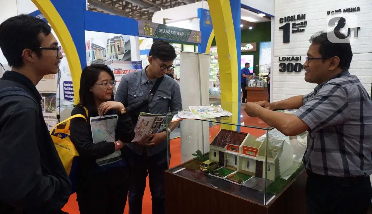 Pengunjung mendapatkan penjelasan saat pameran properti di Jakarta, Kamis (21/11/2019). Pemerintah mempermudah akses kepemilikan rumah layak huni dan terjangkau bagi masyarakat berpenghasilan rendah (MBR) dengan menurunkan persyaratan uang muka atau down payment (DP). (Liputan6.com/Angga Yuniar)