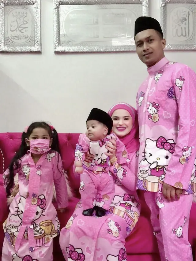 Potret Keluarga Kompak Kenakan Baju Hello Kitty Bahkan Saat Lebaran/dok. @kakakhellokitty