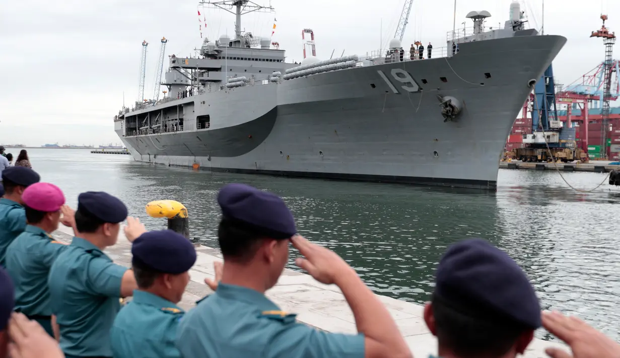 Personel TNI AL menyambut kedatangan kapal komando Amerika Serikat USS Blue Ridge (LCC-19) di dermaga JICT 2, Pelabuhan Tanjung Priok, Jakarta, Rabu (1/5/2019). Kunjungan kapal komando Armada ke-7 AS itu dalam rangka peringatan ke-70 tahun hubungan diplomatik Indonesia dan AS. (AP/Dita Alangkara)