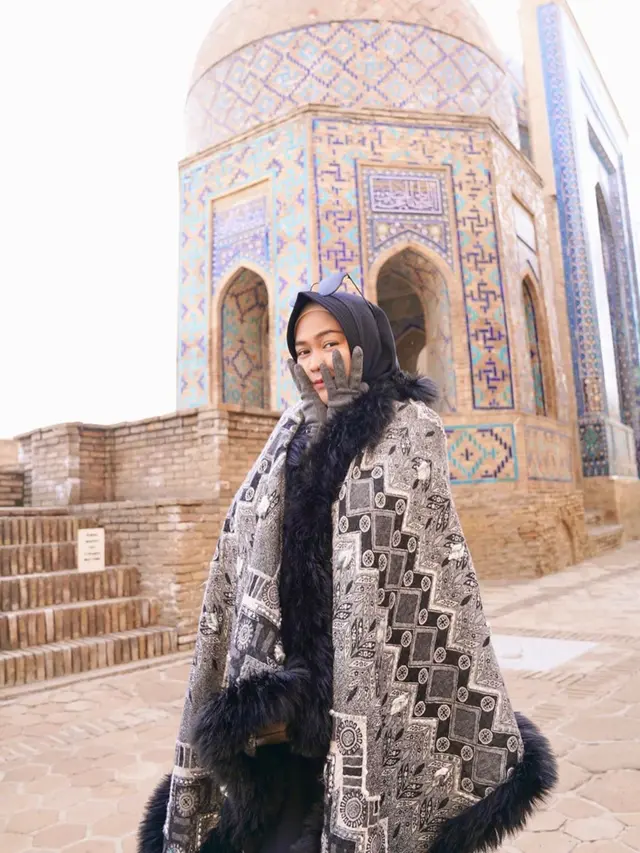 6 Potret Ria Ricis Liburan di Uzbekistan, Jaket Tebalnya Curi Perhatian