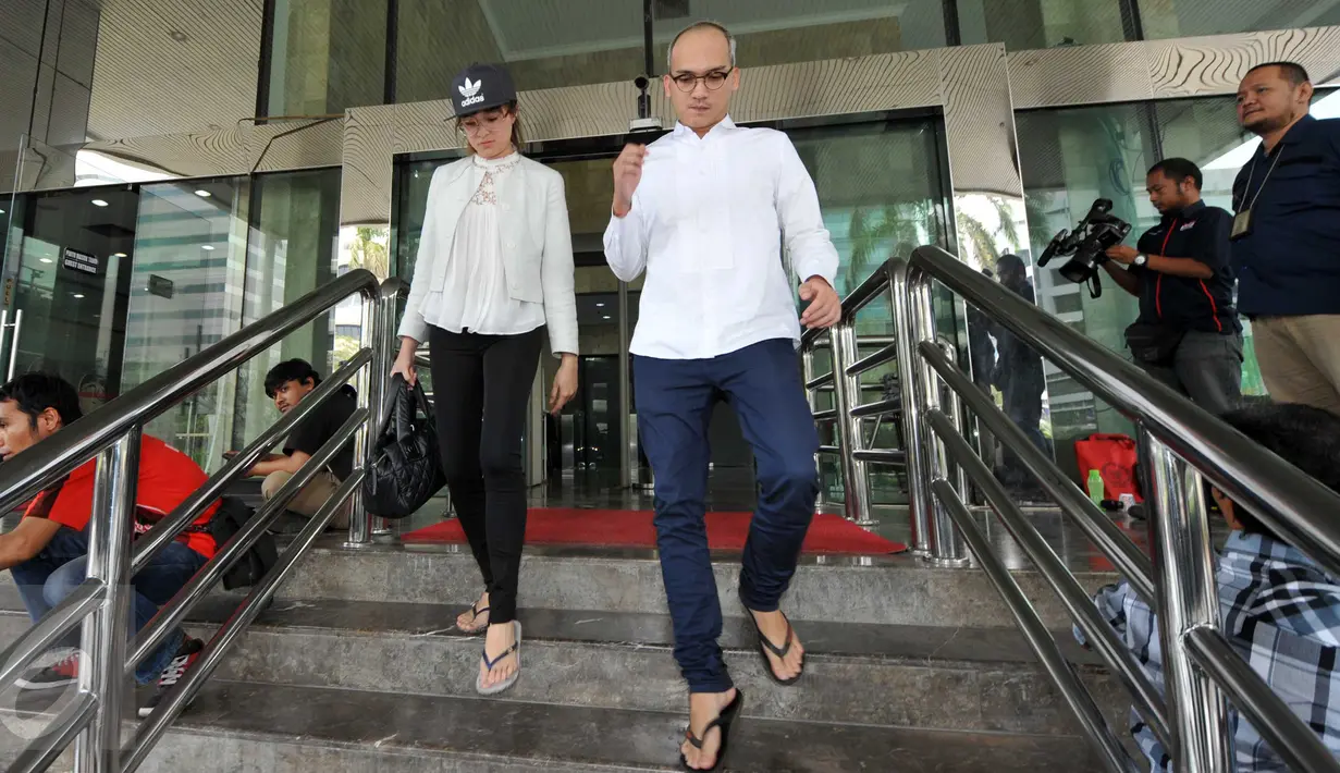 Artis Marshanda bersama sang kekasih, Egi John berjalan keluar Gedung KPK, Jakarta, Jumat (2/10/2015). Marshanda datang untuk meminta izin agar bisa menjenguk Otto Cornelis Kaligis yang ditahan di Rutan Guntur. (Liputan6.com/Helmi Afandi)