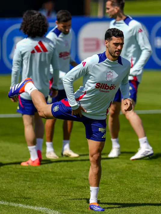 Juara Eropa tiga kali Spanyol sedang dalam masa regenerasi dengan mendatangkan pemain muda berbakat.  (Foto AP/Manu Fernandez)