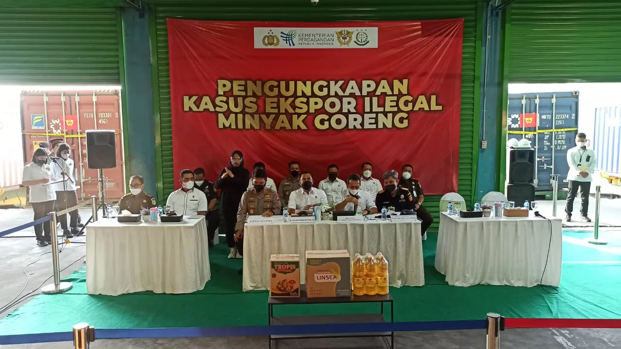 Polisi menyita sejumlah minyak goreng yang akan dikirim ke Timor Leste. (Dian Kurniawan/Liputan6.com).