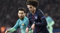Gelandang PSG, Adrien Rabiot berusaha mengiring bola dari kejaran penyerang Barcelona, Lionel Messi pada pertandingan babak 16 besar Liga Champions di Parc Des Princes, Paris, (15/2). PSG menang 4-0 atas Barcelona. (AFP Photo / Philipe Lopez)