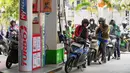 Airlangga Hartarto menilai dampak terhadap harga minyak global akan sangat bergantung pada durasi konflik. Tampak dalam foto, orang-orang mengantre untuk mengisi bahan bakar sepeda motor mereka di sebuah Stasiun Pengisian Bahan Bakar Umum (SPBU) di Jakarta, Selasa 3 Maret 2026. (AP Photo/Achmad Ibrahim)