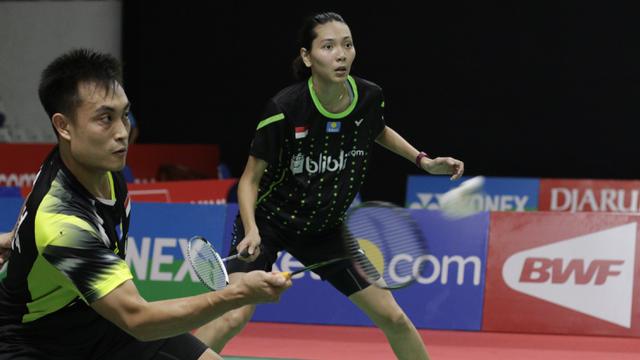 Pebulutangkis Indonesia, Hafiz Faizal / Gloria Widjaja, berusaha mengembalikan kok saat melawan pasangan Malaysia. (Bola.com/M. Iqbal Ichsan)