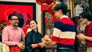 Ferry Salim membagikan momen kebersamaan Imlek kepada para pengikutnya di Instagram. Dalam unggahan, ia mengucapkan “Gong Xi Fa Cai” kepada semua orang yang merayakan, dan berharap agar tahun ini membawa lebih banyak keberuntungan serta kesuksesan. (Liputan6.com/IG/@ferrysal1m)