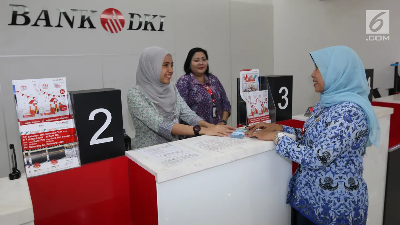 PHOTO: Peringati Hari Batik Nasional, Karyawan Bank DKI Kenakan Baju Batik