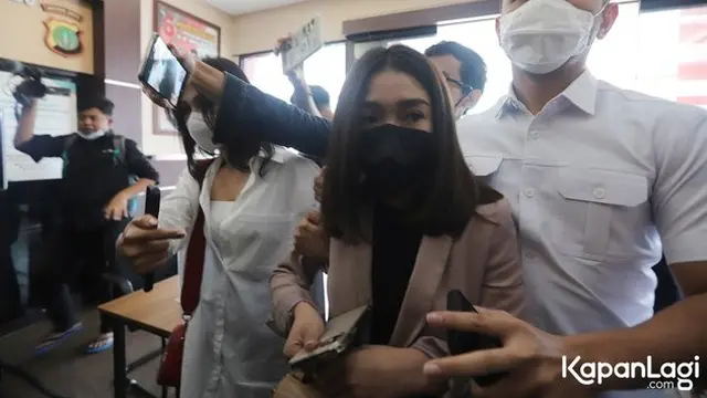 6 Potret Chandrika Chika Datangi Polres Jakarta Selatan Terkait Kasus Putra Siregar