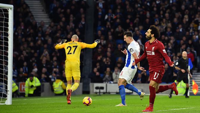Gelandang Liverpool, Mohamed Salah, merayakan gol yang dicetaknya ke gawang Brighton pada laga Premier League di Stadion Vitality, Brighton, Sabtu (12/1). Brighton kalah 0-1 dari Liverpool. (AFP/Glyn Kirk)