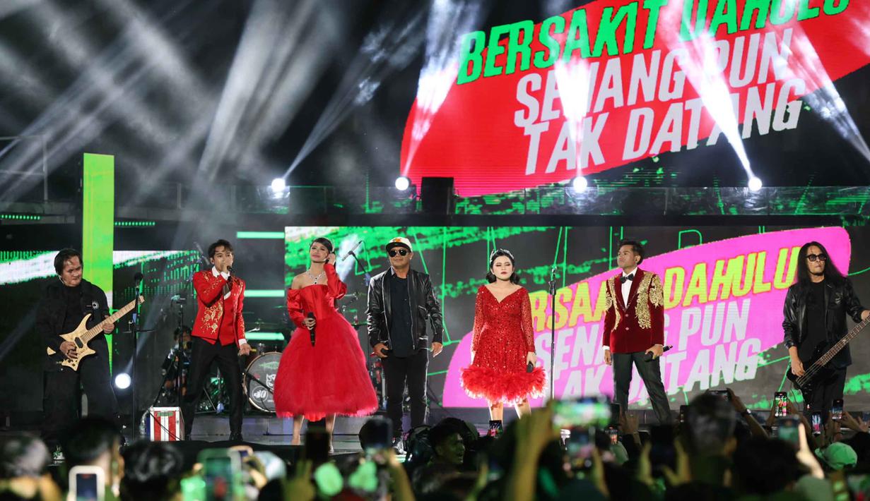 Tak hanya menyajikan penampilan musik, konser ini juga melibatkan supporting talents, komunitas seni, hingga pelaku UMKM Pintu Berkah Beraksi. Tampak dalam foto, penampilan kolaborasi grup band Jamrud dengan D Academy 7 pada hari pertama malam puncak pertama Konser Raya 31 Tahun Indosiar Luar Biasa di Studio 6 Emtek City, Daan Mogot, Jakarta Barat, pada Sabtu (10/1/2026) malam. (Kapanlagi.com/Budy Santoso)