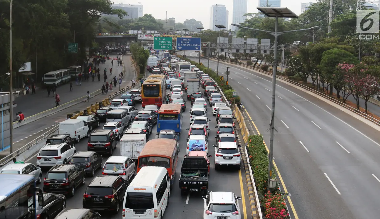 Kemacetan lalu lintas Tol Dalam Kota saat mahasiswa melangsungkan demonstrasi menolak RUU KUHP dan revisi UU KPK di Gedung DPR, Jakarta, Selasa (24/9/2019). Demonstrasi mahasiswa berbimbas pada macetnya Tol Dalam Kota. (Liputan6.com/Herman Zakharia)